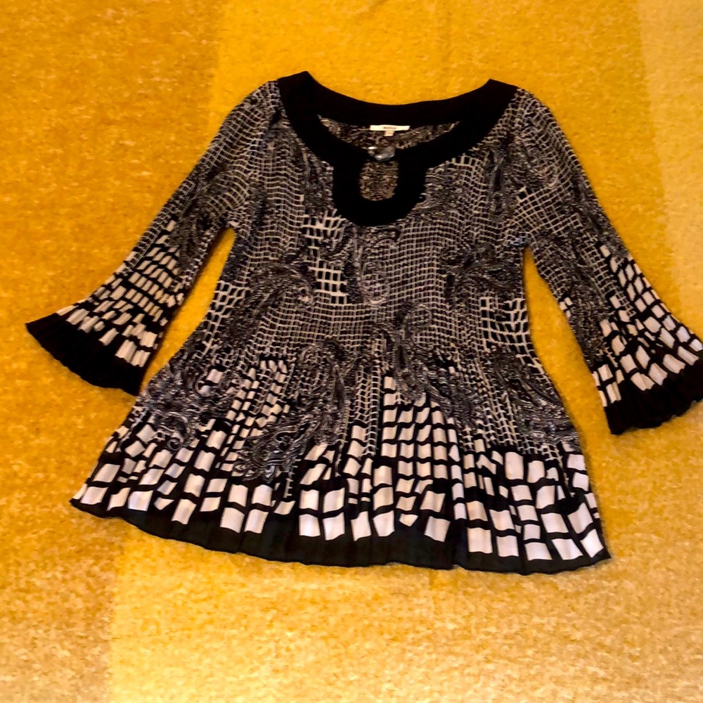 Nicola Black & White pleated Blouse Medium